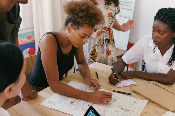 Quali sono le strategie più efficaci per motivare gli impiegati nel settore del turismo durante la bassa stagione?