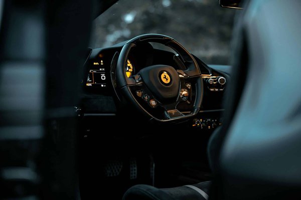 Come si può riconoscere e risolvere un problema di vibrazione anomala in un'auto con cambio manuale?